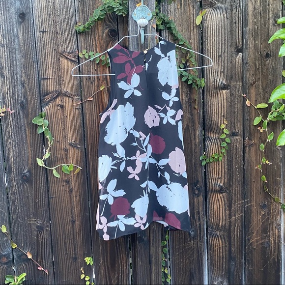 Sleeveless flower top - Picture 2 of 5